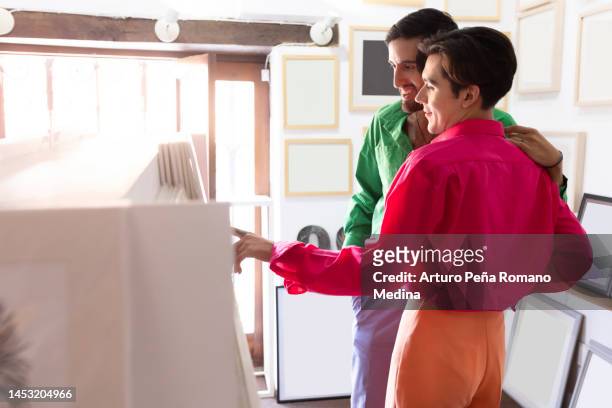 youth enjoying the gallery - couple art gallery stock pictures, royalty-free photos & images