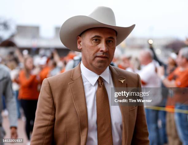 Head coach Steve Sarkisian of the Texas Longhorns arrives prior to the Valero Alamo Bowl game against the Washington Huskies at Alamodome on December...