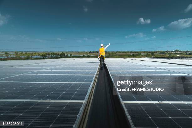 power engineer checking and installing maintenance and maintenance of solar cell panels installed on the roof to prevent damage and can be used to replace traditional electricity. solar energy is a clean energy and reduces global warming, reducing the cos - environmental damage photos et images de collection