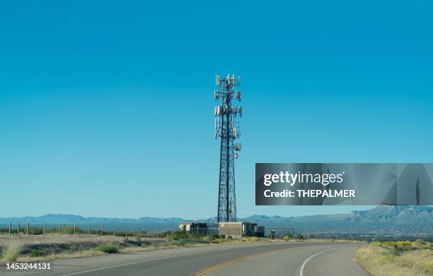 mobilfunkantenne in carlsbad, new mexico - usa - repeater tower stock-fotos und bilder