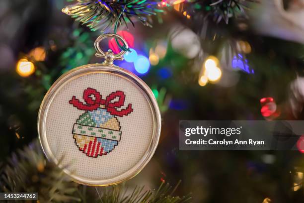 christmas ornament cross-stitch of a christmas ornament - textile patch stock-fotos und bilder