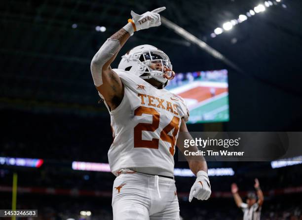 Jonathon Brooks of the Texas Longhorns celebrates after scoring a touchdown in the third quarter against the Washington Huskies during the Valero...