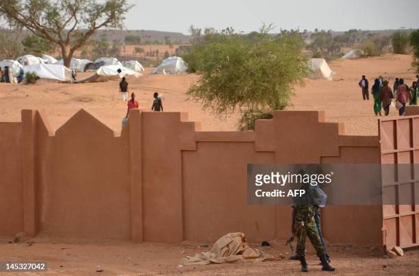 Picture taken on May 25, 2012 shows a Nigerian gendarme standing guard a camp near Niamey where have arrived some 500 hundred men who deserted from...