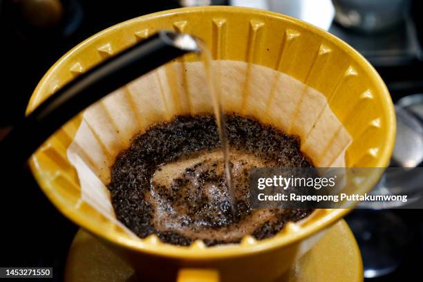 close up of hand brewing coffee - filterkaffee stock-fotos und bilder