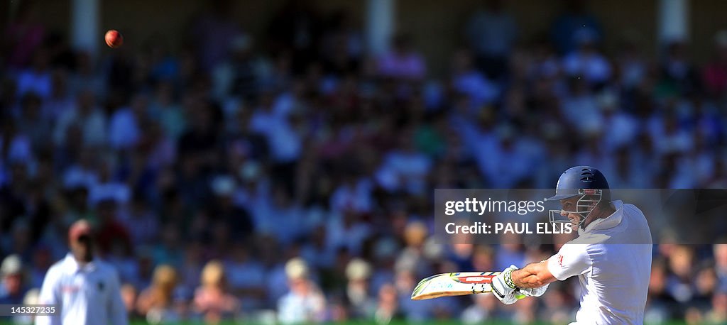 England batsman Andrew Strauss (R) hits 