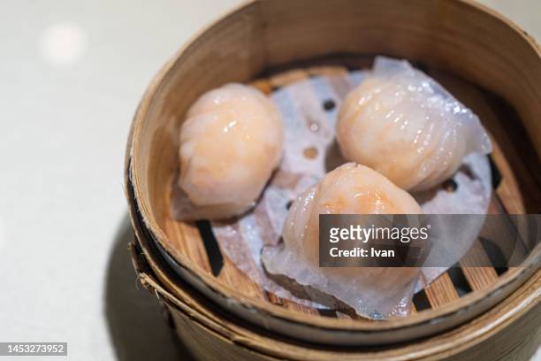 close-up of tasting har gow in food steamer , dim sim - hong kong food stock-fotos und bilder