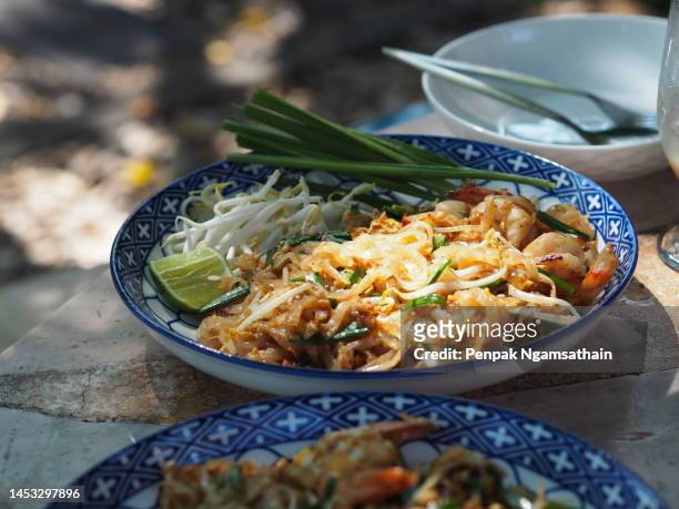 pad thai a dish of dried thin rice noodles stir fried with tamarind sauce mixed in eggs and chopped firm tofu, thai food - thailändische küche stock-fotos und bilder