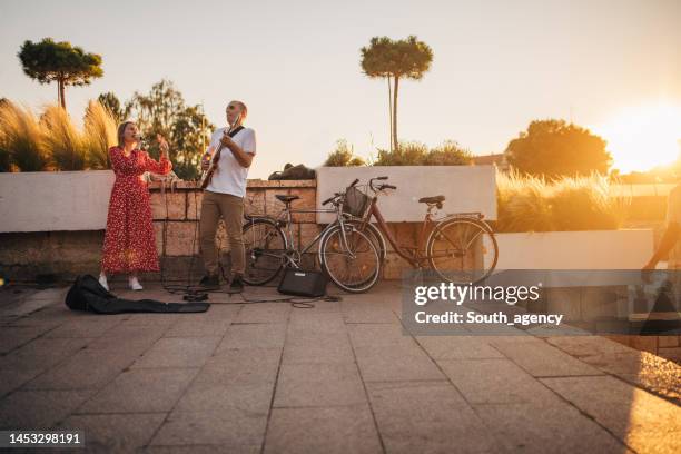 straßenmusikern - straßenmaler stock-fotos und bilder