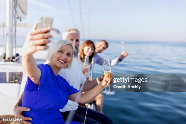 des amis heureux sur un yacht buvant du champagne - sailing greece photos et images de collection