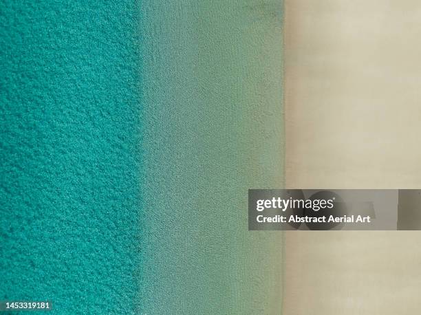 idyllic scene photographed from a drone perspective showing the ocean and tropic of cancer beach, exuma, bahamas - trópico de câncer - fotografias e filmes do acervo