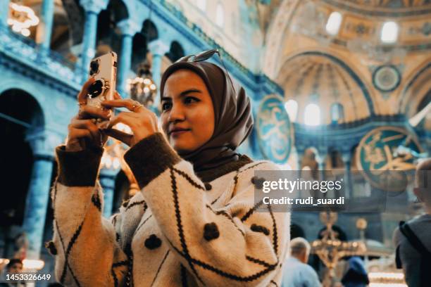 young muslim woman in hagia sophia - moskee toerisme stockfoto's en -beelden