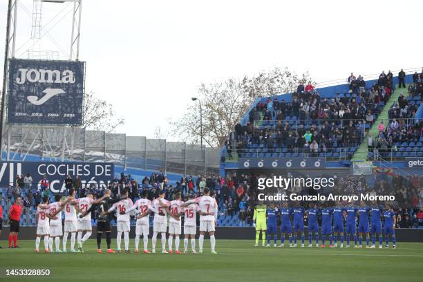 Mallorca and Getafe CF players observe one minute of silence to pay tribute to Brazilian football legend Pele during the LaLiga Santander match...