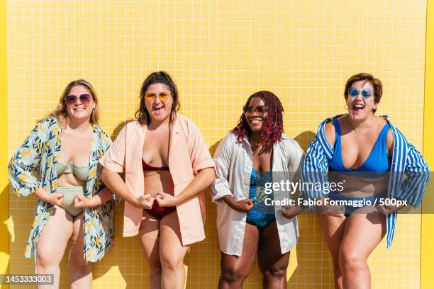 group of plus size women with swimwear at the beach,barcelona,spain - voluptuoso fotografías e imágenes de stock