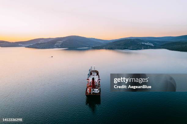 vista aérea buque de carga a la espera de ingresar al puerto - buque fotografías e imágenes de stock