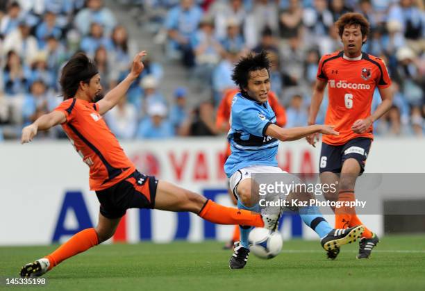 Ryoichi Maeda of Jubilo Iwata scores the fourth goal during the J.League match between Jubilo Iwata and Omiya Ardija at Yamaha Stadium on May 26,...