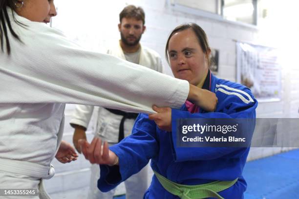 mujeres con formación docente de judo - women's judo fotografías e imágenes de stock