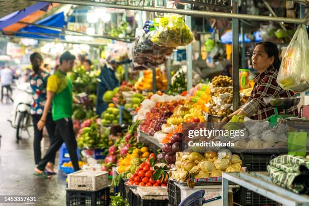 obststände entlang der straße in vĩnh long, vietnam - vietnamese street food stock-fotos und bilder