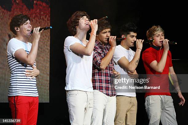 Louis Tomlinson, Harry Styles, Liam Payne, Zayn Malik and Niall Horan of British boy band One Direction perform live on stage at the Beacon Theatre...