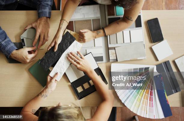 インテリアデザイナーは、オフィスでクライアントとタイルと色のオプションについて話し合う - サンプル ストックフォトと画像