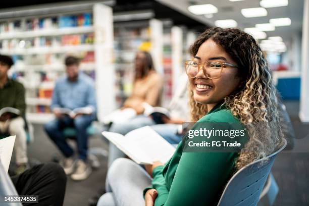 portrait of a young university student woman at university - college campus stockfoto's en -beelden