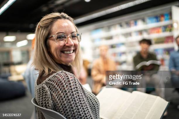 porträt einer reifen frau in einer kreisgruppe an der universität - library　woman stock-fotos und bilder