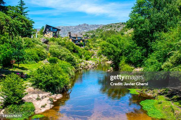 the river, the houses and nature. la cumbrecita, cordoba, argentina. - cordoba argentina fotografías e imágenes de stock