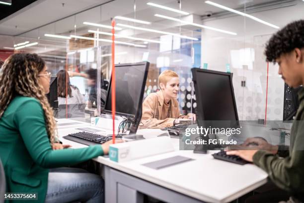 Employee Computer Learns Group Of Employees Elearning Photos and Premium High Res Pictures ...