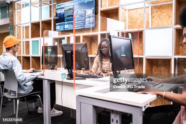 Employee Computer Learns Group Of Employees Elearning Photos and Premium High Res Pictures ...