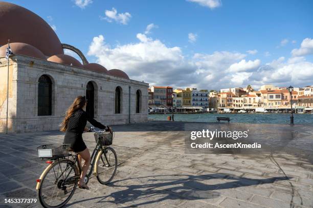 radfahren in der altstadt von chania, kreta - präfektur chania stock-fotos und bilder