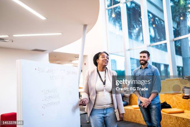 mature teacher explaining lesson to university students at university - brazil training and press conference stock pictures, royalty-free photos & images