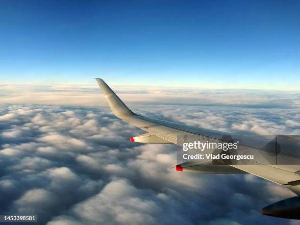 the window seat - ala de avión fotografías e imágenes de stock