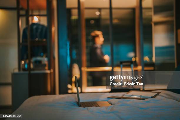 asiatisch-chinesische geschäftsfrau macht sich im hotelbad vor dem spiegel fertig - asian man suite stock-fotos und bilder
