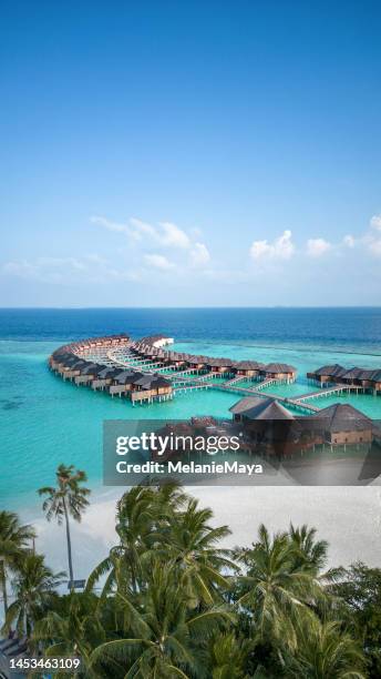 malediven hotel beach resort auf tropischer insel mit drohnenblick aus der luft - maladives stock-fotos und bilder