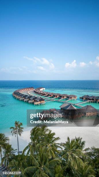 maldives hôtel station balnéaire sur l’île tropicale avec vue aérienne par drone - maldives photos et images de collection