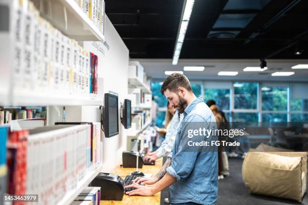 Library Computer Lab Books Photo Computer Lab Library Photos and Premium High Res Pictures - Getty Images