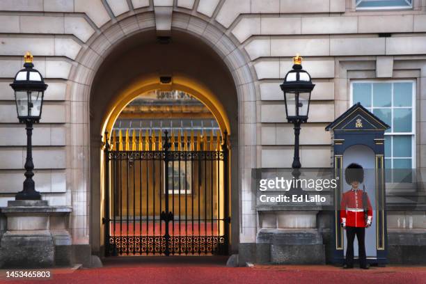 kings (queens) guard duty at buckingham palace - honour guard stock-fotos und bilder