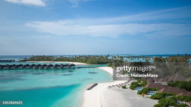 maldives hotel beach villas con piscina en tropical island resort drone aéreo - islas del índico fotografías e imágenes de stock