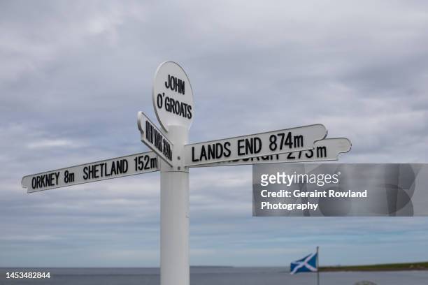 scotland travels, john o groats sign & scottish flag - land's end ストックフォトと画像