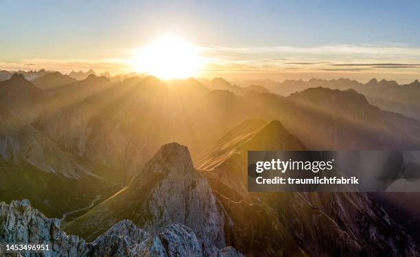 golden light in alpine terrain - warmes licht stock-fotos und bilder