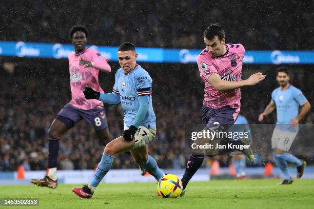 Phil Foden of Manchester City battles with Seamus Coleman of Everton during the Premier League match between Manchester City and Everton FC at Etihad...