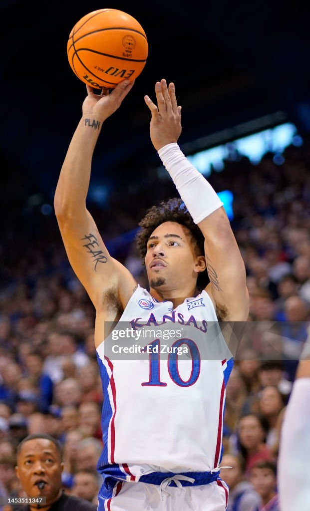 Jaley Wilson Jalen Wilson of the Kansas Jayhawks shoots against the Oklahoma State ...