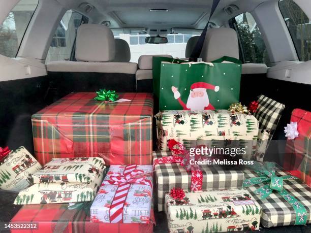 car trunk filled with christmas presents. - car trunk - fotografias e filmes do acervo