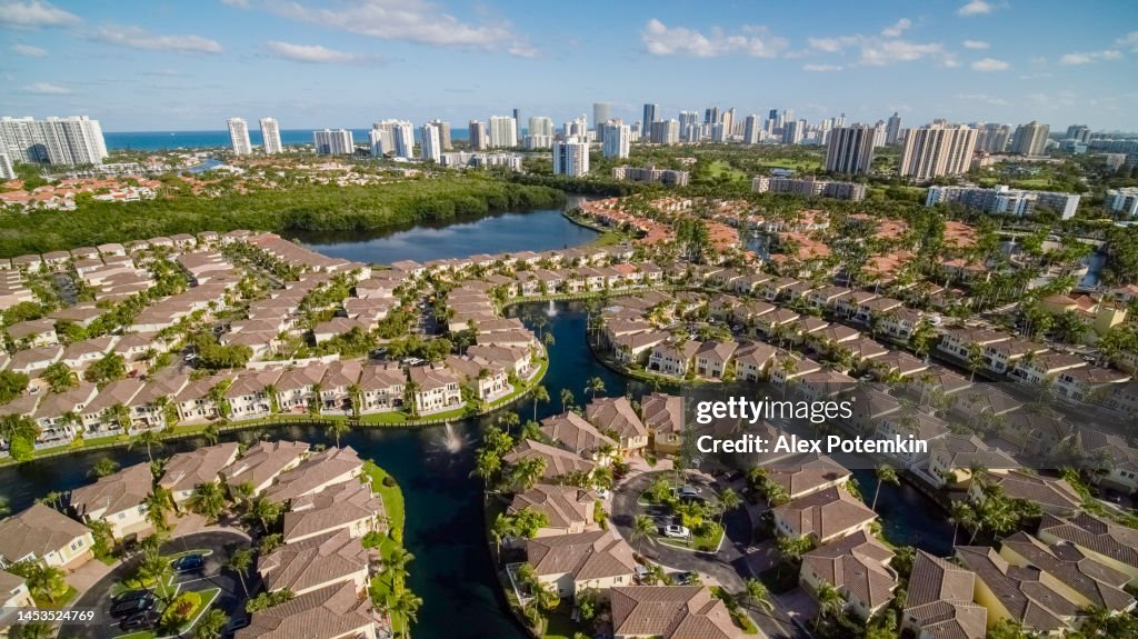 Vista aérea del horizonte de Sunny Isle Beach desde Aventura, sobre los lagos Aventura, en un soleado día de primavera. Miami, Florida.