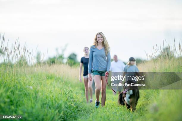 escursione in famiglia - family hiking in spring outdoors foto e immagini stock