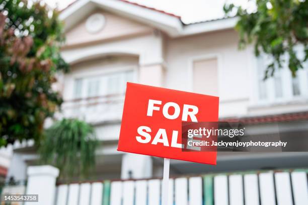 house/flat sold sign - house for sale foto e immagini stock