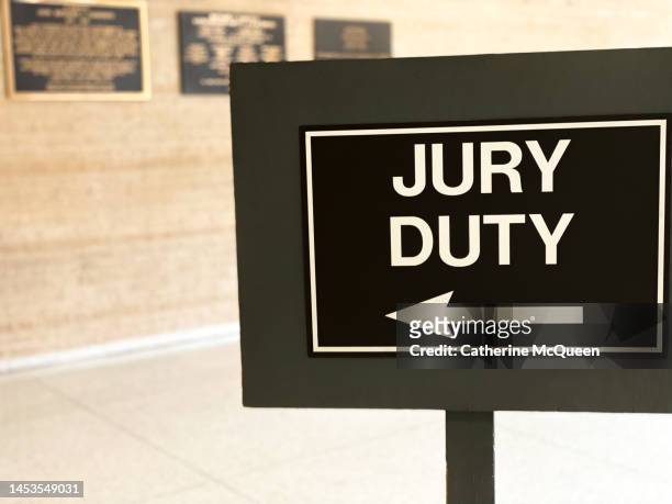 jury duty sign in courthouse - juror law foto e immagini stock