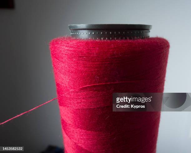 red polyester sewing thread - maßkonfektion stock-fotos und bilder