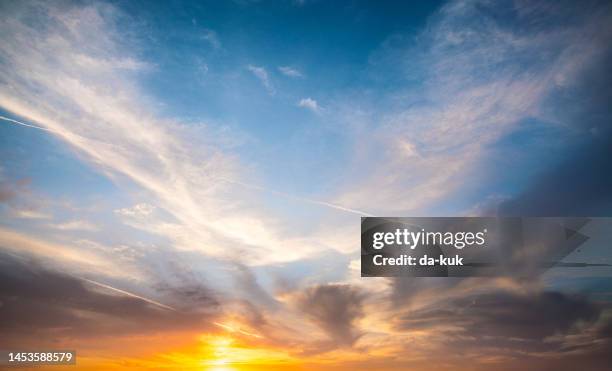 majestuosa puesta de sol - cielo fotografías e imágenes de stock