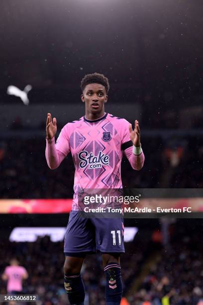 Demarai Gray of Everton celebrates his goal during the Premier League match between Manchester City and Everton FC at Etihad Stadium on December 31,...