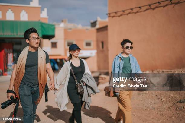 turista chino asiático explorando caminando por las calles del casco antiguo de ait benhaddou, marruecos - bolso cruzado fotografías e imágenes de stock